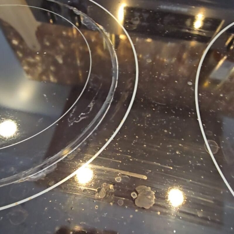 Plaque vitrocéramique sale avant nettoyage