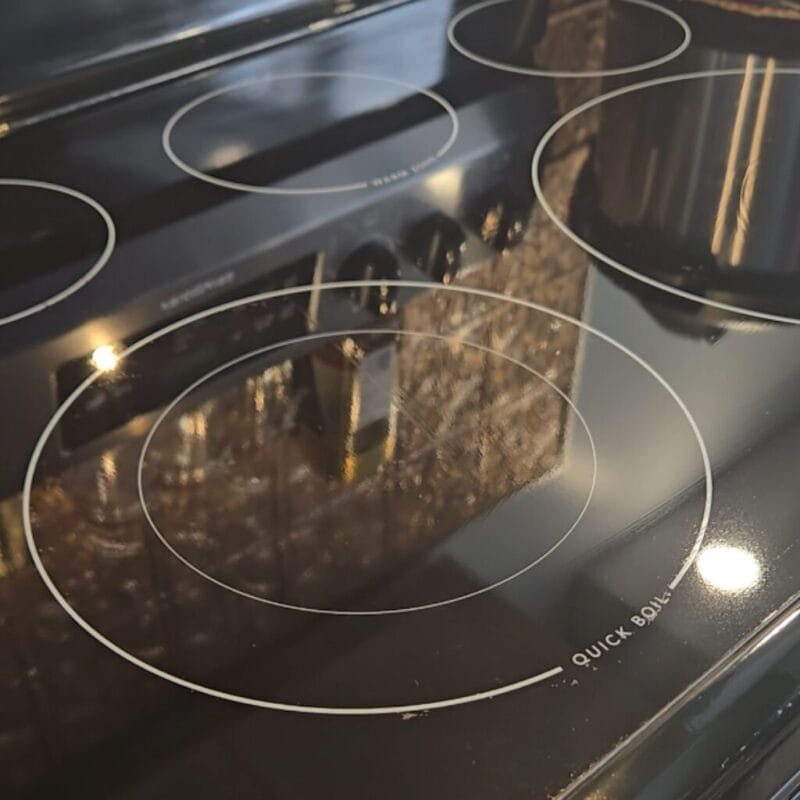 Plaque vitrocéramique propre après nettoyage