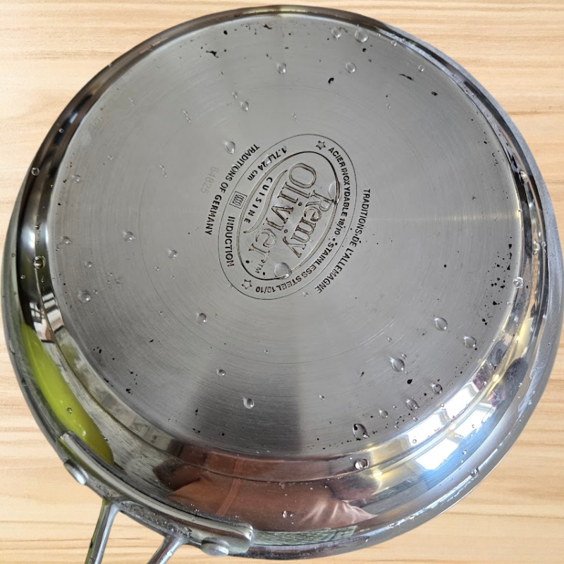 Poêle propre après nettoyage avec pierre d'argent