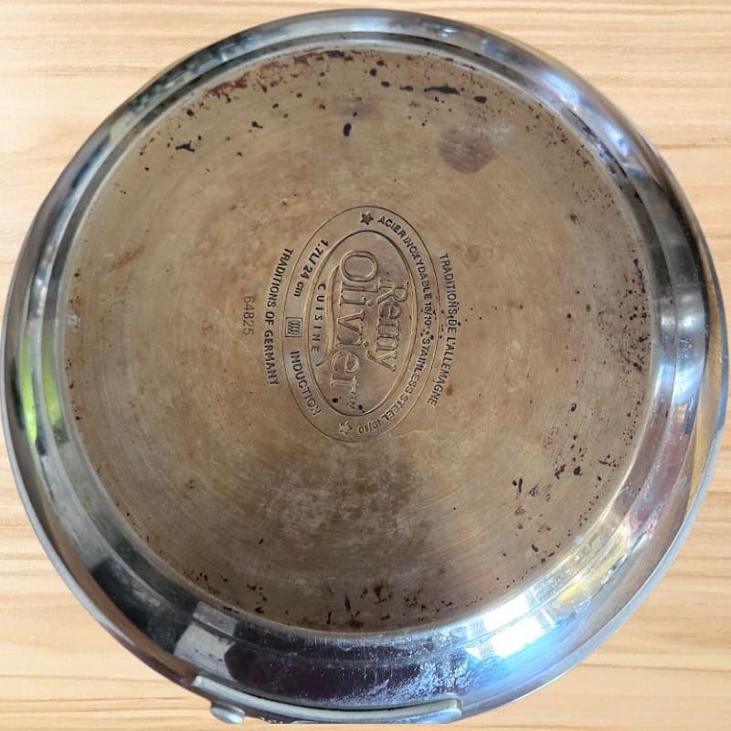 Poêle très sale avant nettoyage